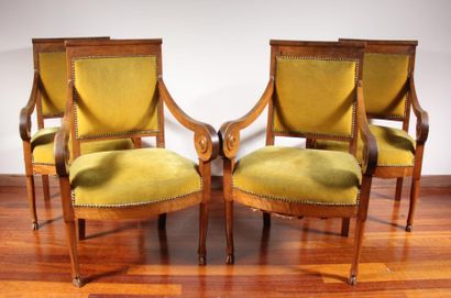 null Quatre fauteuils en bois naturel, accotoirs à enroulement, pieds biches, XIXème...