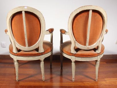 null Deux fauteuils cabriolets à dossier médaillon en bois laqué gris, époque Louis...