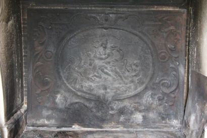 null Taque de cheminée en fonte à décor de personnages à l'Antique
95 x 126 cm. ...
