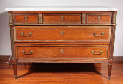 null Mahogany veneered five drawers chest of drawers, white marble top, 19th c. (accidents,...
