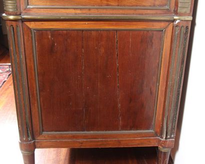 null Mahogany veneered five drawers chest of drawers, white marble top, 19th c. (accidents,...