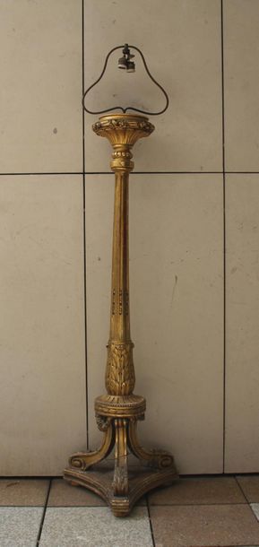 null Lampe de parquet tripode en bois doré en forme de colonne cannelée, style Louis...