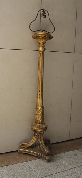 null Lampe de parquet tripode en bois doré en forme de colonne cannelée, style Louis...