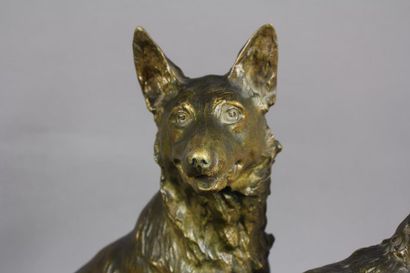 null René MARQUET (1875-1939)
Two dogs
Sculpture in bronze with green patina signed...