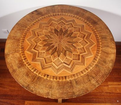 null Tripod pedestal table in veneer wood inlaid with stars and friezes
H : 78 D...