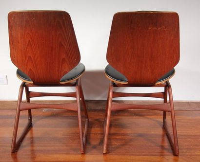 null MOGENS KOLD Denmark
Pair of chairs in natural wood, seat and backrest upholstered...