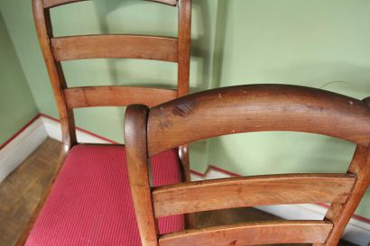 null Deux paires de chaises à barreaux en bois naturel et une chaise gondole, XIXème...