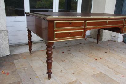 null Mahogany veneered flat desk with five drawers in belt, leather-trimmed top,...