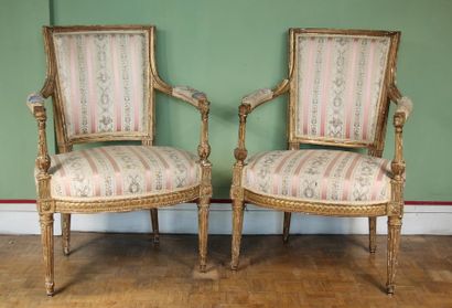 null Pair of gilded wood cabriolet armchairs, Louis XVI period
H : 88 L : 60 D :...