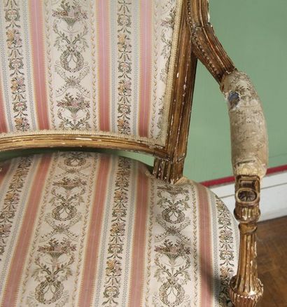 null Paire de fauteuils cabriolets en bois doré, époque Louis XVI
H : 88 L : 60 P...