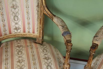 null Paire de fauteuils cabriolets en bois doré, époque Louis XVI
H : 88 L : 60 P...