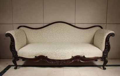 null Curved sofa in veneer wood carved with flowers, foreign work from the end of...