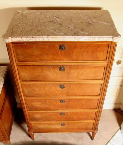 null Lot:
- Mahogany six-drawer chest of drawers, marble top, Louis XVI style
H:...