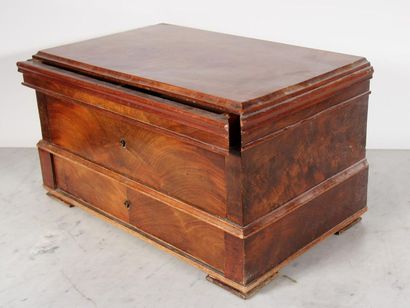 null Petit meuble rectangulaire à trois tiroirs en bois de placage et naturel