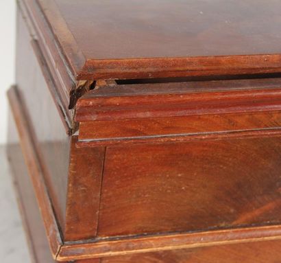 null Petit meuble rectangulaire à trois tiroirs en bois de placage et naturel