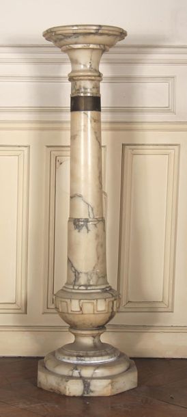 null White marble saddle in veined column shape, metal element
H: 115 D: 36 cm. (splinters,...