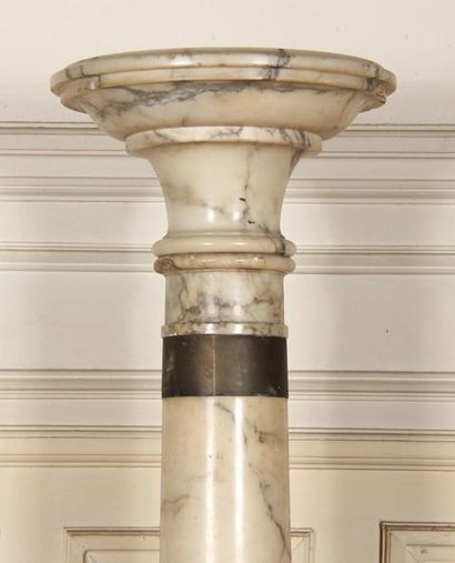 null White marble saddle in veined column shape, metal element
H: 115 D: 36 cm. (splinters,...