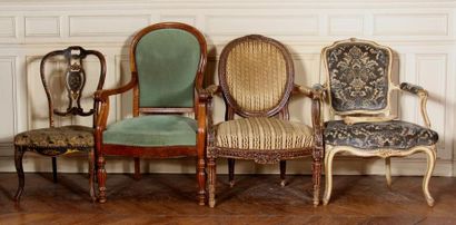 null Lot:
- Cream lacquered wooden cabriolet armchair, Louis XV period (damaged foot)
-...