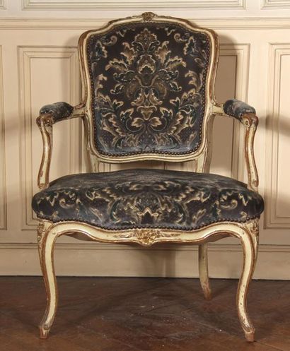 null Lot:
- Cream lacquered wooden cabriolet armchair, Louis XV period (damaged foot)
-...