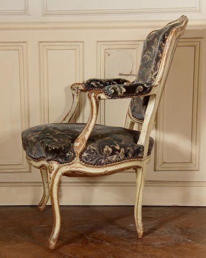 null Lot:
- Cream lacquered wooden cabriolet armchair, Louis XV period (damaged foot)
-...