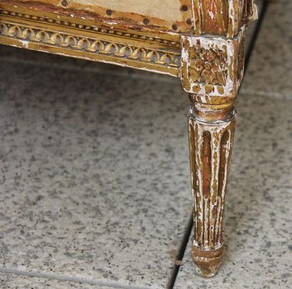 null Bergère à oreilles en bois sculpté doré style Louis XVI
H : 100 L : 62,5 P :...