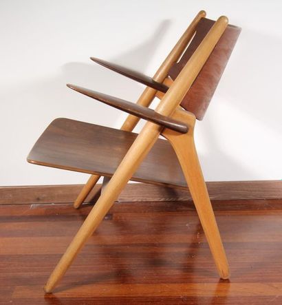 null Lot :
-Fauteuil en bois naturel cintré, travail scandinave
H : 78 L : 75 P :...