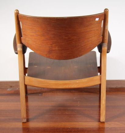 null Lot:
-Armchair in curved natural wood, Scandinavian work
H: 78 W: 75 D: 63 cm.
-Alvar...