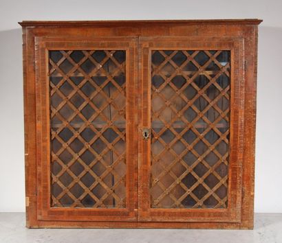 null Vitrine d'applique en bois de placage à deux portes grillagées.
H : 78 L : 89...