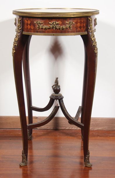 null Oval pedestal table in veneer wood, arched legs joined by an X-shaped spacer,...