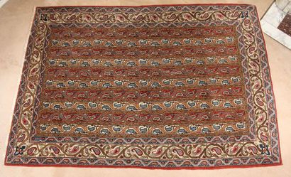 null Polychrome wool carpet with boteh decoration in rows.
207 x 140 cm.