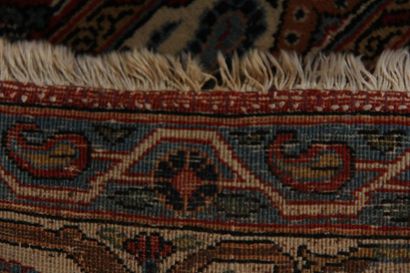 null Tapis en laine polychrome à décor de boteh dans des rangées.
207 x 140 cm.