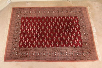 null Wool carpet with red background
200 x 128 cm.