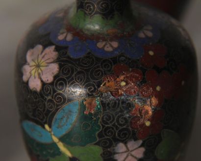 null Deux paires de vases dont une paire couverte, Extrême-Orient
H : 13 cm. (accidents...