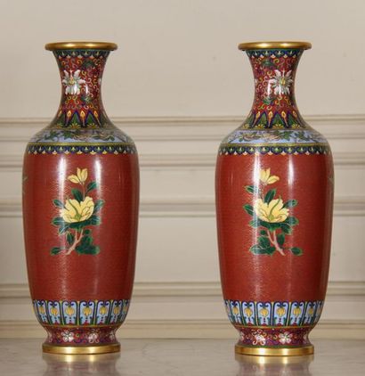 null Paire de vases balustres en métal cloisonné à décor de fleurs, Extrême Orient...