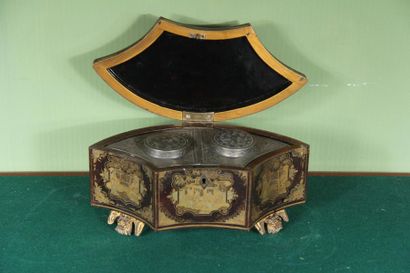 null Boite à thé tripode de forme demi-lune en laque noire et dorée, Indochine XIXème...