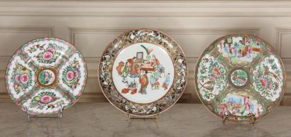 null CANTON
Three mismatched plates in polychrome and gilded porcelain 
D: 22,5-24,5-25...