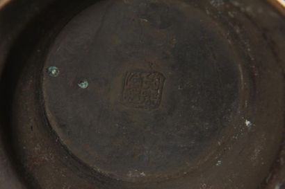 null Vase couvert sur piédouche à deux anses en bronze patiné et cloisonné, Chine...