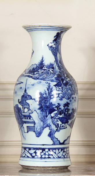 null Potiche balustre en porcelaine blanc bleu à décor d'un paysage lacustre, Chine
H...