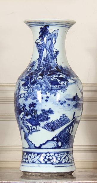 null Potiche balustre en porcelaine blanc bleu à décor d'un paysage lacustre, Chine
H...