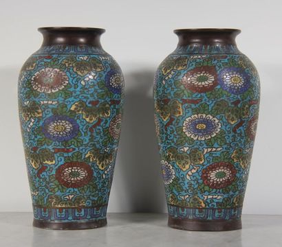 null Paire de vases en métal cloisonné, Chine XIXème s.
H : 30 cm. (léger accide...