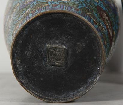 null Paire de vases en métal cloisonné, Chine XIXème s.
H : 30 cm. (léger accide...