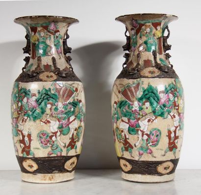 null Paire de vases en faïence à décor de scènes guerrières, Nankin
H : 45 cm. (éclat...