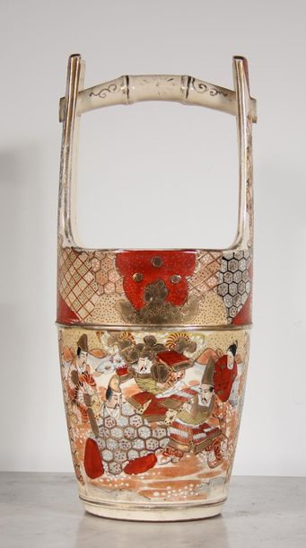 null Satsuma earthenware basket with handles decorated with warriors, modern Japan
H:...