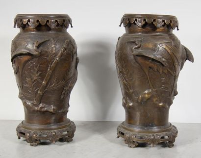 null Pair of quadripod vases in patinated metal, Japan 19th c.
H: 37 cm. (accidents...
