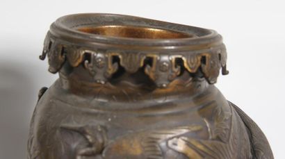 null Paire de vases quadripodes en métal patiné, Japon XIXème s.
H : 37 cm. (acidents...