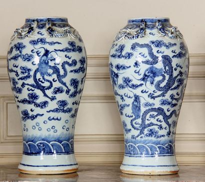 null Paire de vases balustres en porcelaine blanc-bleu à décor de dragons dans les...