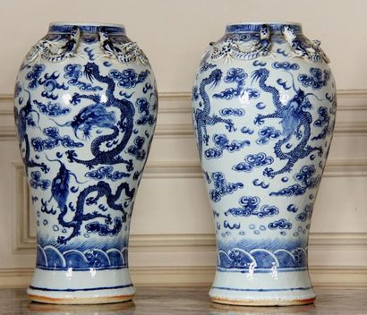 null Paire de vases balustres en porcelaine blanc-bleu à décor de dragons dans les...