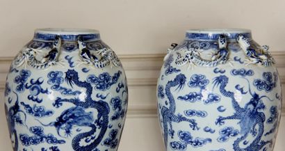 null Paire de vases balustres en porcelaine blanc-bleu à décor de dragons dans les...