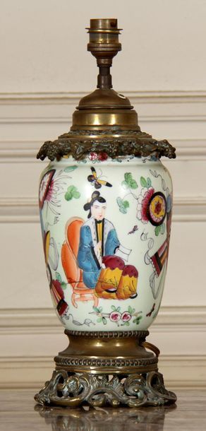 null Bayeux porcelain lamp base with Chinese decoration, bronze and brass frame
H:...
