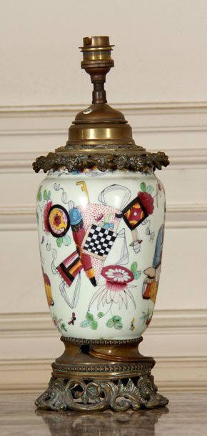 null Bayeux porcelain lamp base with Chinese decoration, bronze and brass frame
H:...